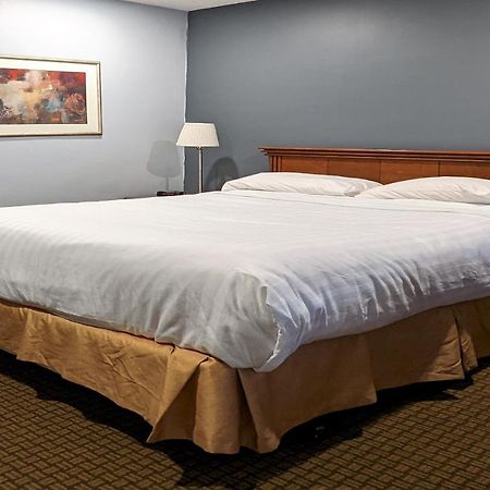 First Canada Hotel Cornwall Hwy 401 On Extérieur photo