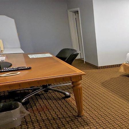 First Canada Hotel Cornwall Hwy 401 On Extérieur photo