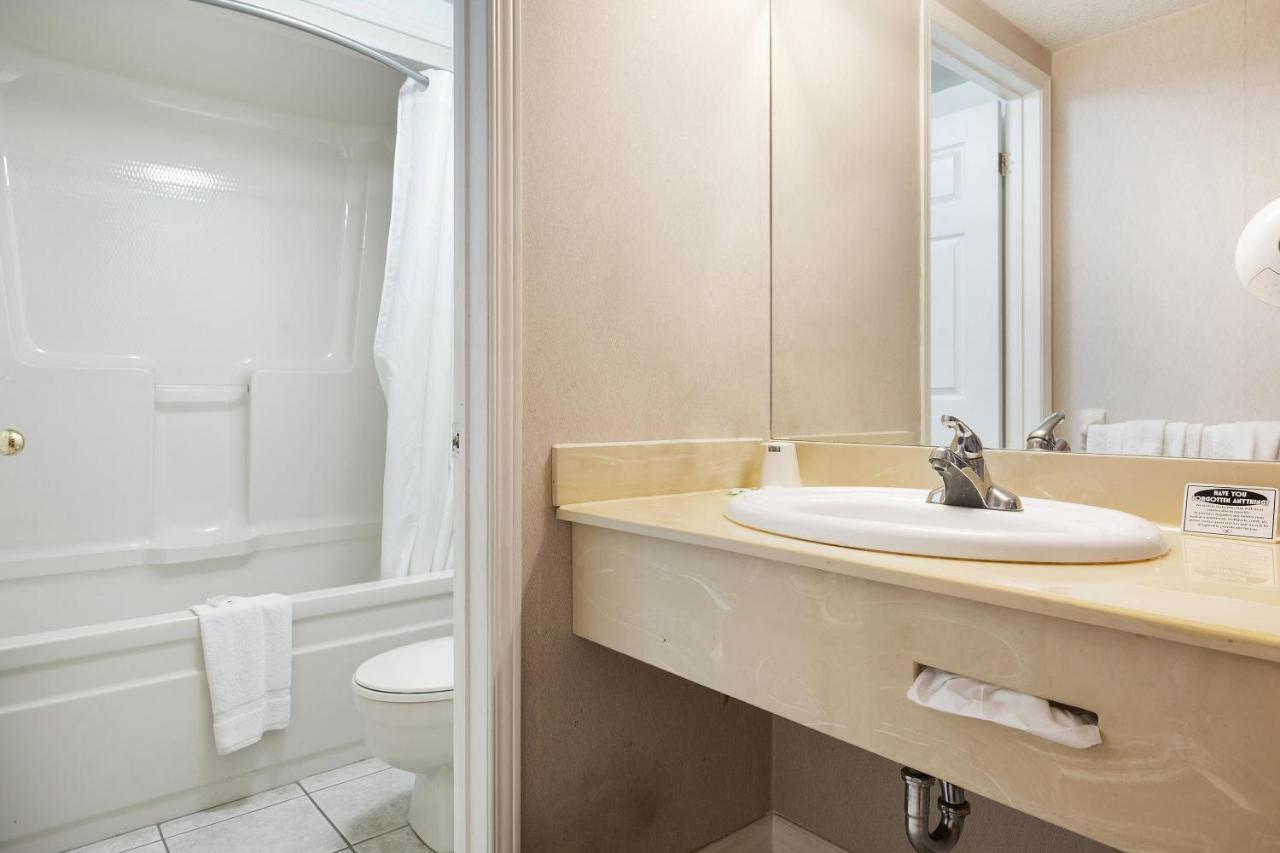 First Canada Hotel Cornwall Hwy 401 On Extérieur photo