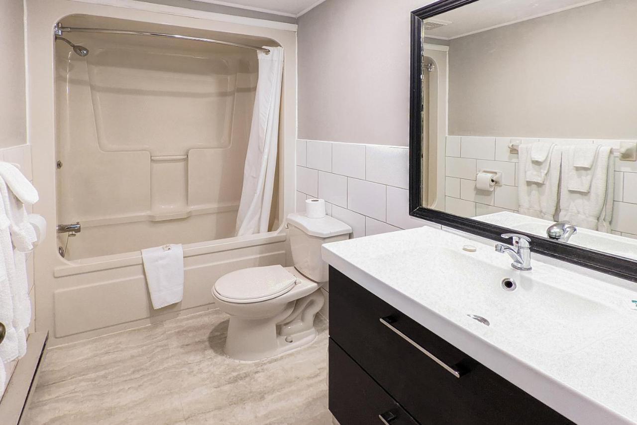 First Canada Hotel Cornwall Hwy 401 On Extérieur photo