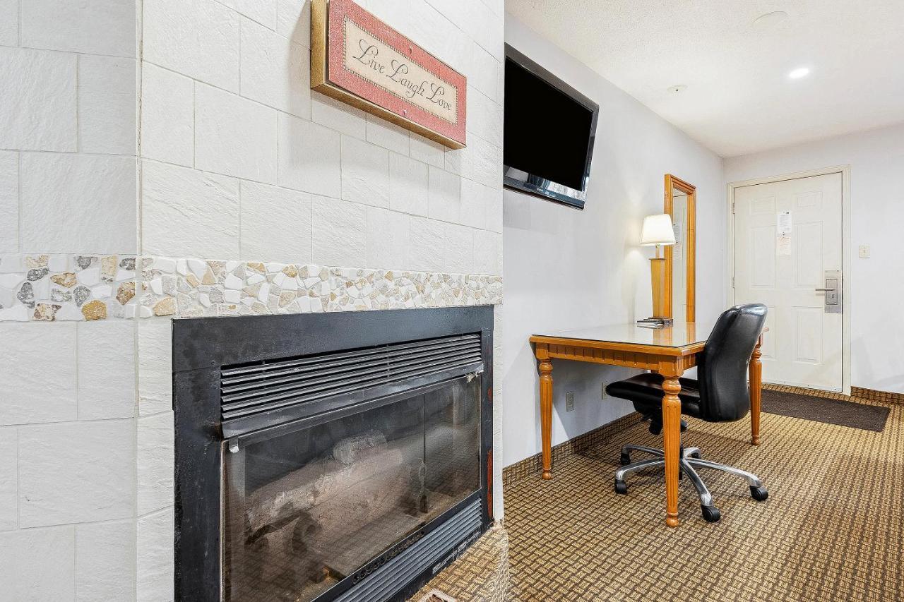 First Canada Hotel Cornwall Hwy 401 On Extérieur photo