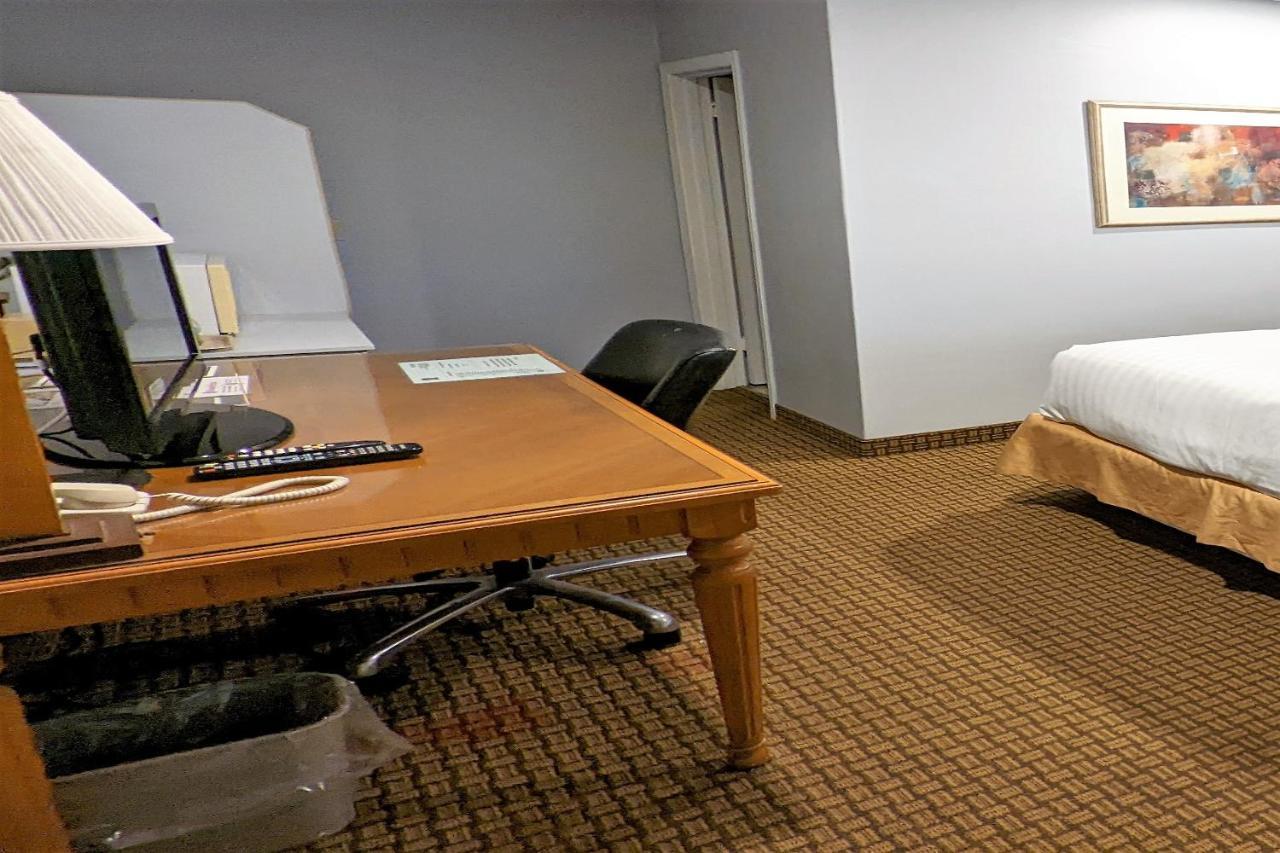 First Canada Hotel Cornwall Hwy 401 On Extérieur photo